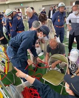 写真：ロープワーク体験に参加する人